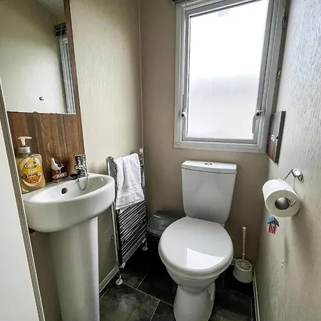 Lovely Caravan With Decking On California Cliffs Holiday Park Ref 50045C Great Yarmouth Exterior photo