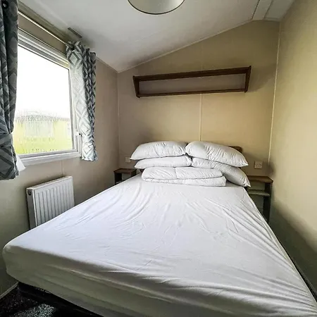 Lovely Caravan With Decking On California Cliffs Holiday Park Ref 50045C Great Yarmouth Exterior photo