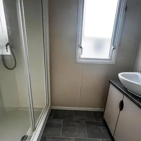 Lovely Caravan With Decking On California Cliffs Holiday Park Ref 50045C Great Yarmouth Exterior photo