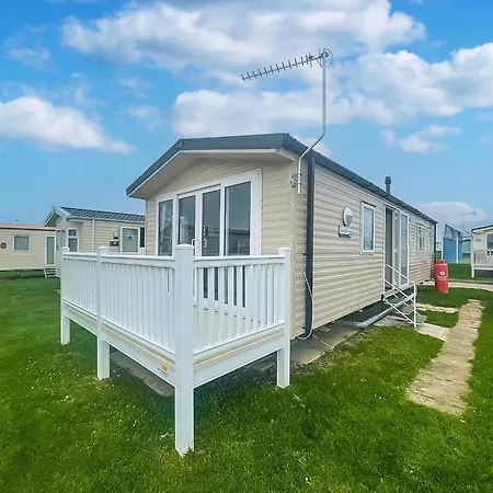 Lovely Caravan With Decking On California Cliffs Holiday Park Ref 50045C Great Yarmouth Exterior photo