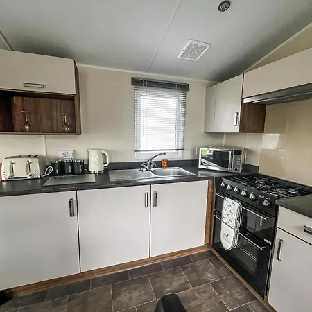Lovely Caravan With Decking On California Cliffs Holiday Park Ref 50045C Great Yarmouth Exterior photo