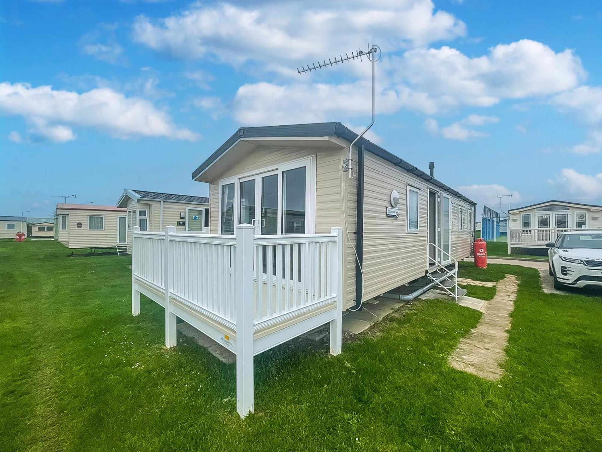 Lovely Caravan With Decking On California Cliffs Ref 50045c * Great Yarmouth